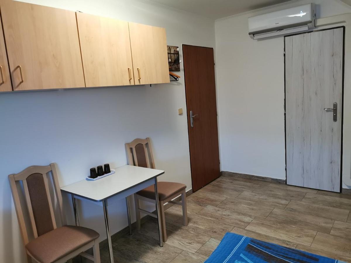 Restaurace A Penzion U Jessyho Perna Bagian luar foto